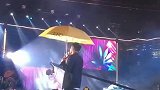 李荣浩太暖，演唱会把伞扔了陪歌迷一起淋雨！