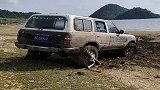 越野车陷车了，看老司机如何脱困，看得我目瞪口呆！