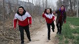 搞笑童年：小时候听到爸爸要回家，赶紧去接爸爸，想快点见到爸爸