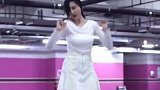 小姐姐你做到了，整个停车场里，你最嗨