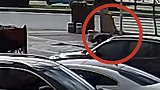 辅警出门长跑锻炼目击男子砸车 狂追一公里 力竭砸车男屈膝求饶