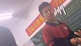班主任混入学生之中，愣是没看出来 班主任 搞笑