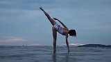 短发美女傍晚海边瑜伽训练 性感双腿展现迷人身姿