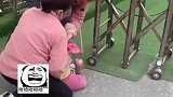 家长三次送4岁女儿进园未果，最后拜托两位老师抬了进去
