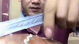 美味肥嫩的面包蟹用扳手砸开后让人食欲大增