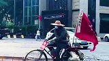 老人带上甘岭战役旗帜骑行,这是一生荣光他一定很怀念当年战友