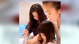 甘比陪两个女儿做蛋糕12岁刘秀桦回眸一笑超惊艳