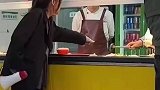 原来小喇叭还能这样用，瞬间治好了阿姨手抖的习惯