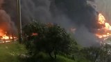秘鲁一油罐车车队遇落石发生爆炸 现场大火连成一片黑烟滚滚