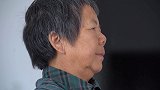 不孝子嫌弃瘫痪母亲不愿赡养相互推卸，贴心女儿独自承担结局暖心