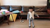 姐弟俩日常嬉戏打闹，网友：姐弟俩感情真好