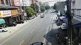 夫妻吵架后在马路上开起“碰碰车”：保险不赔