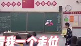 男生花式走位进教室，以为躲过老师，没想到被逮个正着