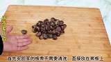 生板栗去壳就这么简单，用这个好方法，1分钟剥一大碗，个个完整