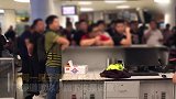 男子不满航班延误要求工作人员下跪：跪下来是诚意