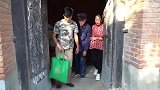 儿子打工5年成为董事长，回家却看见嫂子打骂农村父亲，结局解气