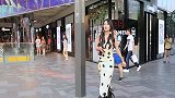 街拍：波点流苏裙美女一头大波浪长发妩媚动人百看不厌