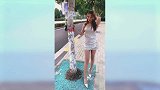 街头美女一件银色的连衣裙非常吸睛，显出魔鬼般的身材