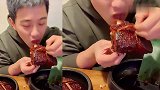 小伙子吃东坡肉，这一块就是80元，贫穷限制了我的食欲！