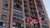 为了腊肉不丢失，小区居民大晴天撑着伞
