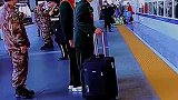 军乐队车站演奏送别老兵，这是军人该有的殊荣