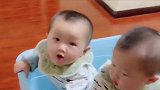 小宝贝坐在箱子里，样子真的好呆萌呀