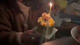 女子生日准备许愿，被一声咳嗽捷足先登