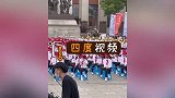 女生台下跟随名家一起演奏空气二胡 表情陶醉手势到位令人称赞