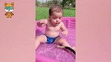 妈妈撞见宝宝在院子玩水，请注意接下来发生的一幕，看一次笑一次