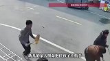 视频曝光！未拴绳大狗街头接连袭击多人，将一儿童拖行数米，附近商户发声