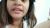 好可爱的小朋友，躺在妈妈的怀里，无忧无虑什么都不用想！