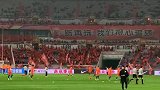 鲁能队员入场热身 奥体变身橘红色海洋一片欢腾