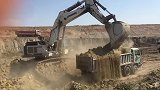 巨大的利勃海尔挖掘机,干起活来就是厉害,一挖斗就装一卡车