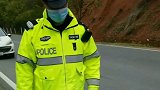 男子套牌套个公车牌照，当场被交警抓一个现行，就问你惊不惊喜意