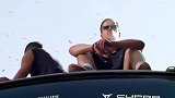 什琴斯尼在夺冠游行上吸电子烟