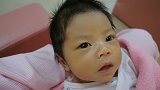 可爱新生儿宝宝打嗝，不过她打着嗝昏昏欲睡的样子简直可爱极了
