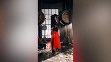 张馨予头扎小辫双手插兜上演旋腿踢，一秒变古装女侠美腿抢镜