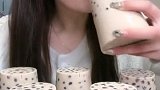 兔子小姐姐吃冰冻奶茶，这吃法让人佩服，真会吃