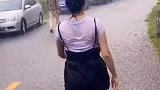 夫妻吵架女子雨中出走，男子后悔不已
