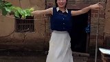 这个视频火了，美女姑娘跳舞，这么美的姑娘跳舞就是好看