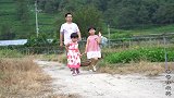 爸爸带女儿灰堆里烤美味，烤一晚上香喷喷，勾起了我小时候的回忆