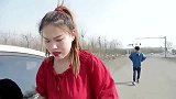 农民工大哥帮美女换车胎，听见美女一通电话后，农民工大哥后悔了