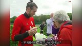 西甲-1718赛季- 能让贝尔脱衣服的球迷！ 小伙子直呼：你真的是大圣么？-花絮