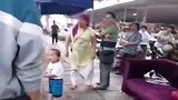小男孩为奶奶摊位与城管对峙，脸上充满了“正义凛然”