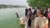 玉渊潭野泳者不听劝反推保安下水 或被禁入全市公园