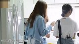 国外女子2年不打扫房间 结果被充电头插进脚底
