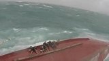 惊涛骇浪！厦门海域渔船翻沉17人遇险 船员爬船底等救援