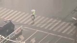 雨中气温骤降已经执勤几小时的交警踢正步为自己取暖