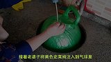 老太恶搞老伴，气球内装满史莱姆，一个劲儿地浇在老头身上！