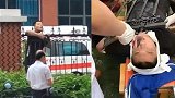 吓人！福建一学生欲翻围栏出校 下巴不慎插在护栏上被刺穿